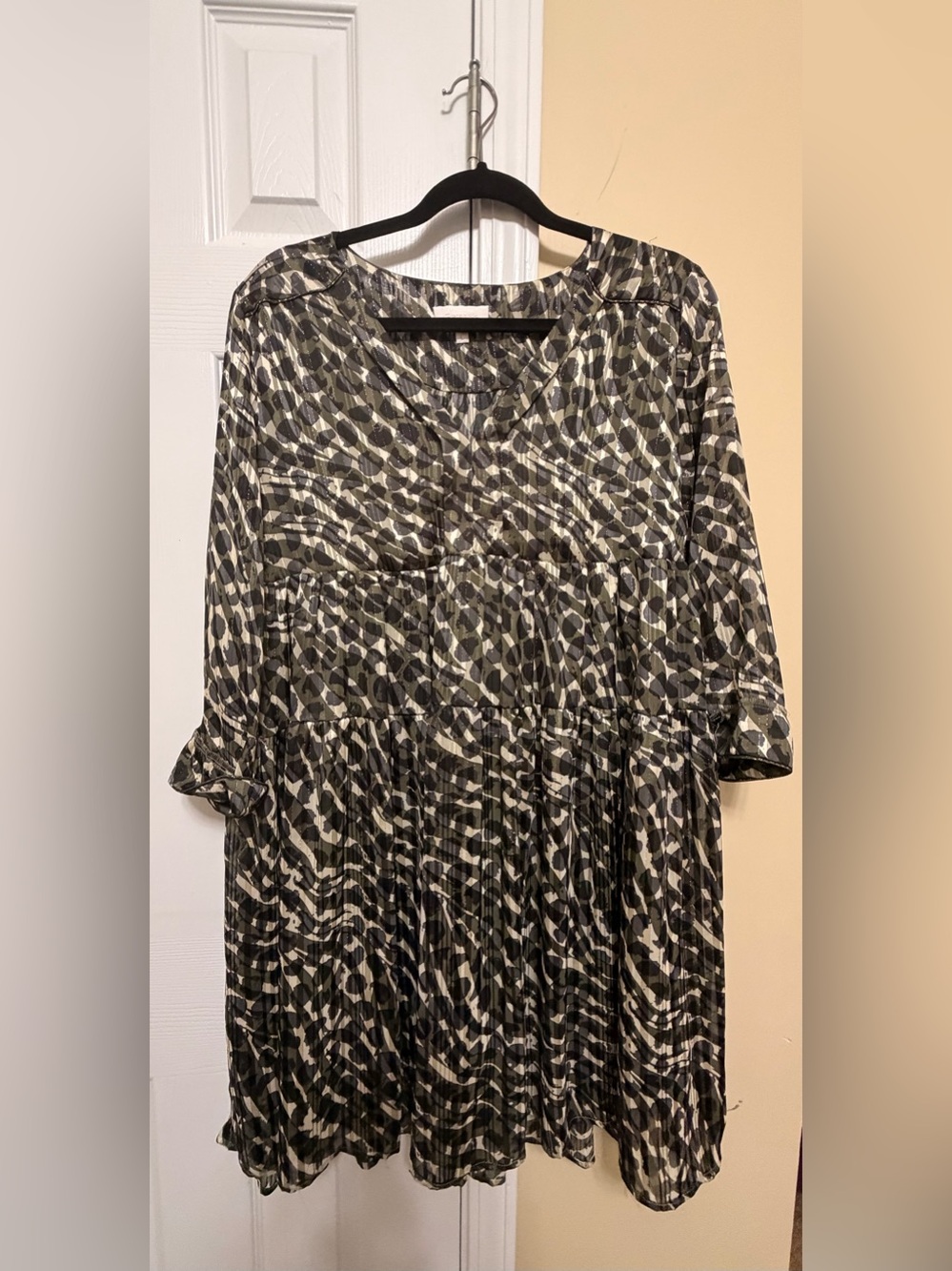Long Sleeve Black & White Printed V-Neck Tunic Dress